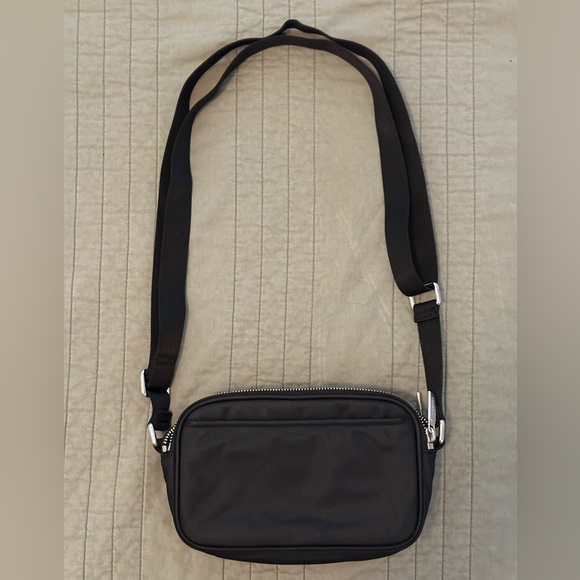 Lululemon Crossbody Camera Bag 2L - Picture 3 of 9